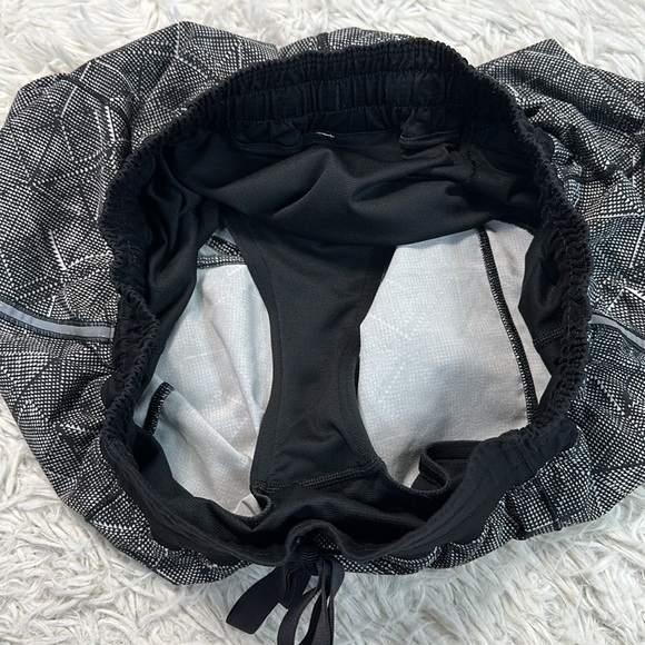 Lululemon Hotty Hot Short (Long 4") Formation Alpine White Black / Black - Picture 3 of 7